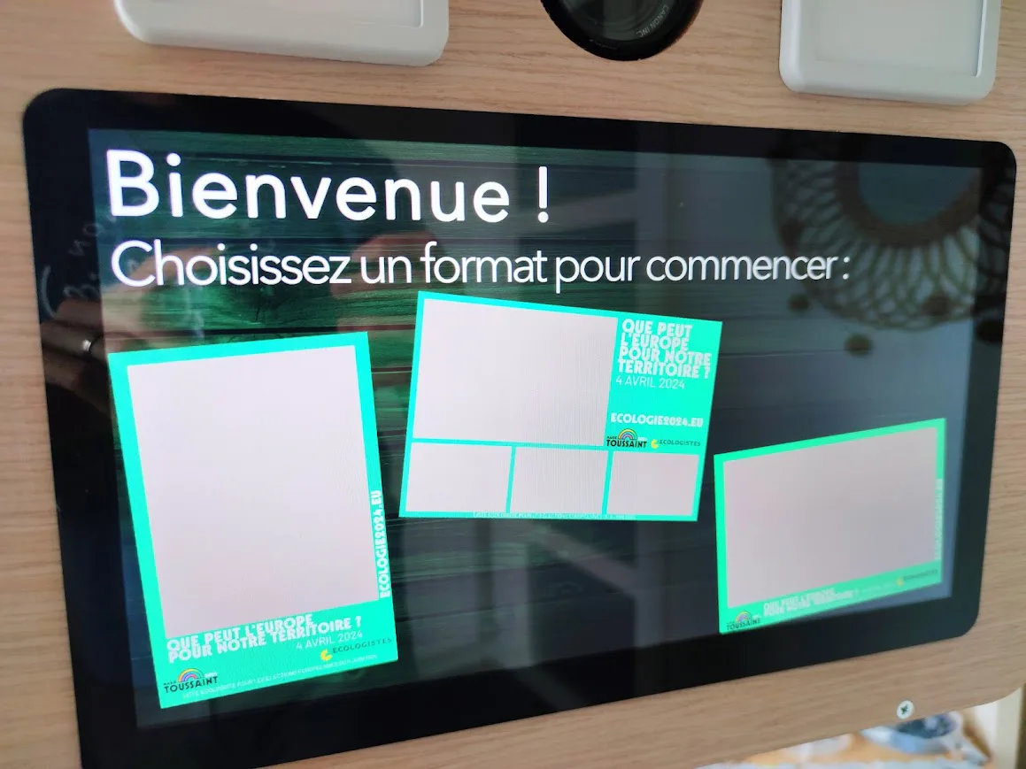 Écran tactile du photobooth proposant trois formats de cadres personnalisés